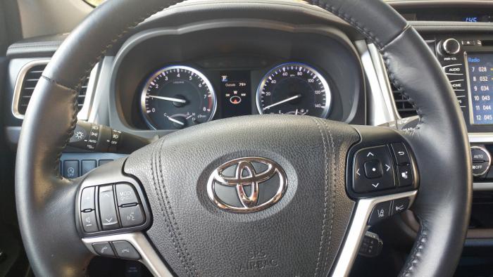 Steering wheel of Toyota Highlander