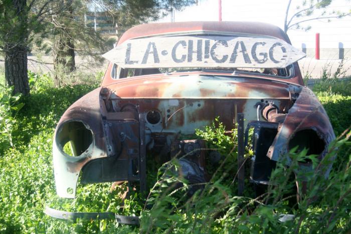 LA to Chicago sign on a rusted out car on Route 66